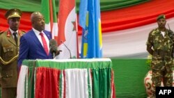 Le président burunais Pierre Nkurunziza donne un discours après avoir prêté serment lors d'un 3e mandat controversé, à Bujumbura, le 20 août 2015.