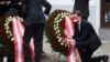 El canciller de Austria, Sebastian Kurz, a la derecha, y el presidente Alexander van der Bellen, depositan una ofrenda floral en Viena, Austria, el martes 3 de noviembre de 2020.