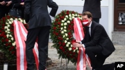 El canciller de Austria, Sebastian Kurz, a la derecha, y el presidente Alexander van der Bellen, depositan una ofrenda floral en Viena, Austria, el martes 3 de noviembre de 2020.
