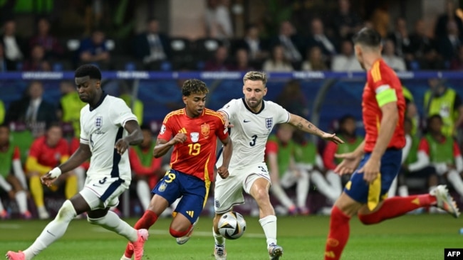 İspanya Milli Takımı'nın 17 yaşındaki oyuncusu Lamine Yamal (19 numaralı forma) Euro 2024'ün en iyi genç oyuncusu seçildi.