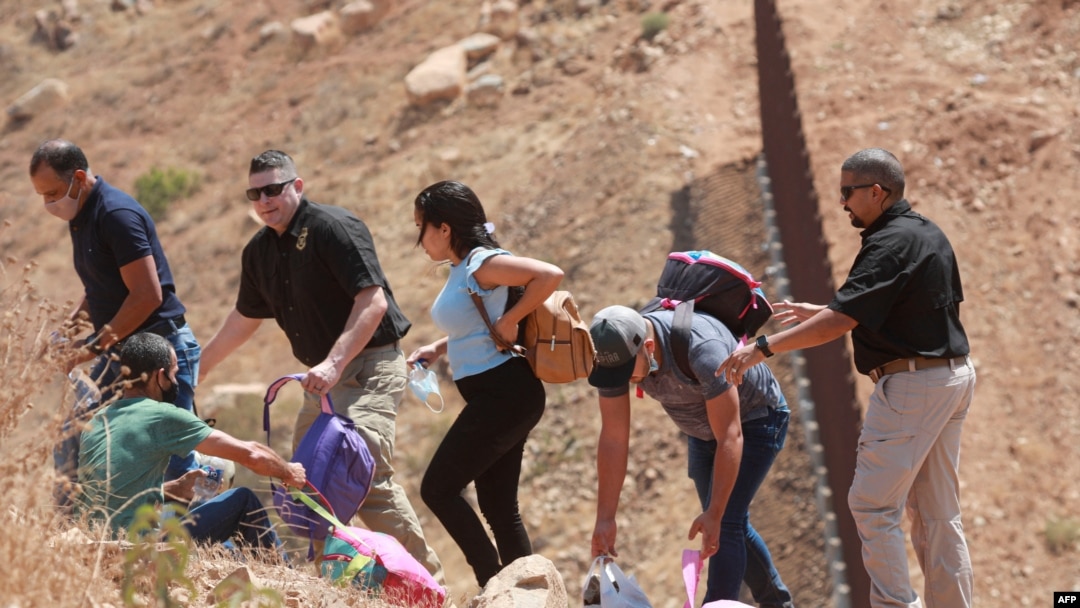 Agentes de Aduanas y Patrulla Fronteriza arrestan a un grupo de inmigrantes que cruzaron ilegalmente la frontera en Otay Mesa, California, el 13 de agosto de 2021.