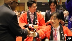 El embajador de Japón ante la UNESCO, Takehiro Kano, reacciona después de que la elaboración tradicional japonesa de sake fuera declarada Patrimonio Cultural Inmaterial durante una Convención sobre Patrimonio Mundial de la UNESCO en Asunción, Paraguay, el 4 de diciembre de 2024. 