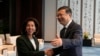 上海市委書記陳吉寧在與來訪的美國商務部長雷蒙多會談前與她握手。（美聯社）