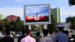 Retransmission publique du lancement d'une fusée balistique Hwasong-12 à la gare de Pyongyang à Pyongyang, en Corée du Nord, le 16 septembre 2017.