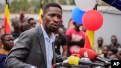 Ancien chanteur, Bobi Wine, de son vrai nom Robert Kyagulanyi, incarne l'opposition au régime du président Yoweri Museveni.