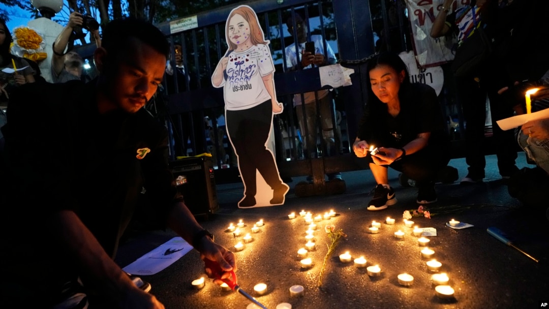 Thai activists hold candles during a vigil for Netiporn Sanesangkhom in Bangkok May 14, 2024. She went on a hunger strike after being jailed for her involvement in protests calling for reform of the country's monarchy system and died Tuesday in a prison hospital, officials said. 