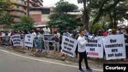 Puluhan pengungsi dari berbagai negara berunjuk rasa di depan kantor perwakilan UNHCR di Medan, Sumatera Utara, Jumat 18 Desember 2020. (Anugrah Andriansyah).