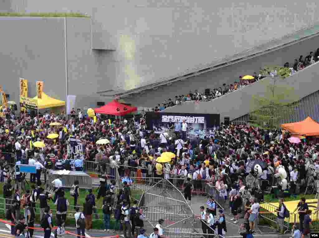 港人重返政總紀念雨傘運動一周年（美國之音海彥拍攝） 