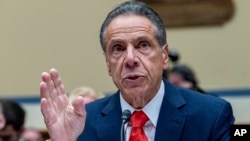 ARCHIVO: El ex gobernador del estado de Nueva York Andrew Cuomo declara ante una comisión del Congreso en Washington el 10 de septiembre del 2024. 