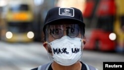 香港一名示威者面帶反對港府禁蒙面法的字樣的面罩上街示威。（2019年10月4日）