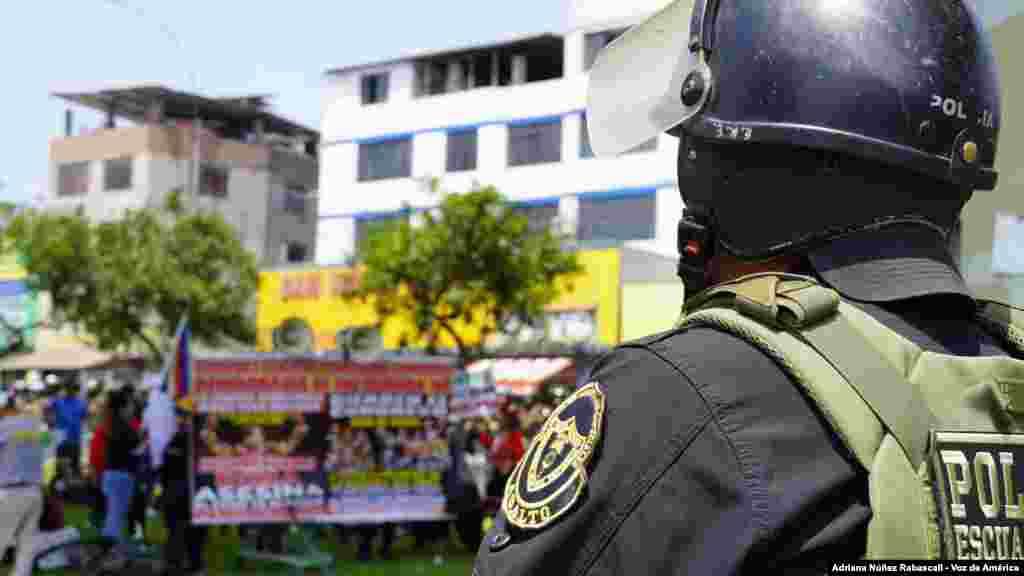  Policías vigilan a los manifestantes que se concentran en las inmediaciones del Centro de Convenciones de Lima, este jueves 14 de noviembre de 2024. &nbsp; &nbsp; 