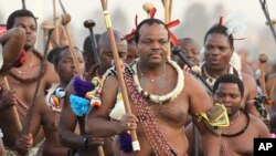 Surnommé "Le Lion", Mswati III est critiqué pour vivre dans un faste extravagant alors que près des deux tiers de sa population vit sous le seuil de pauvreté.