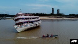 View of a stranded ferry boat at the Marina do Davi, a docking area of the Negro river, city of Manaus, Amazonas State, northern Brazil, on October 16, 2023. (Photo by MICHAEL DANTAS / AFP)