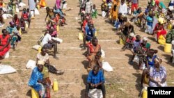 Pembagian bantuan kemanusiaan saat pandemi Covid-19, di kamp Kakuma, Kenya, April 2020. (Photo: SamuelOtieno/Twitter@UNOCHA) 