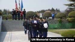 한국전 미군 참전용사로 최근 작고한 보이드 왓츠 씨의 안장식이 7일 한국 부산에 있는 유엔기념공원에서 열렸다.
