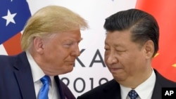 ARCHIVO - En esta fotografía de archivo del sábado 29 de junio de 2019, el presidente de Estados Unidos, Donald Trump, a la izquierda, se reúne con el presidente chino, Xi Jinping, durante una reunión al margen de la cumbre del G-20 en Osaka, Japón.