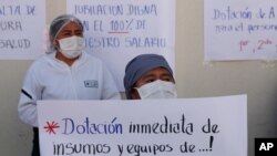 Un trabajador de la salud pide donaciones inmediatas de insumos médicos en el Hospital Del Norte, en El Alto, Bolivia el 16 de junio de 2020.