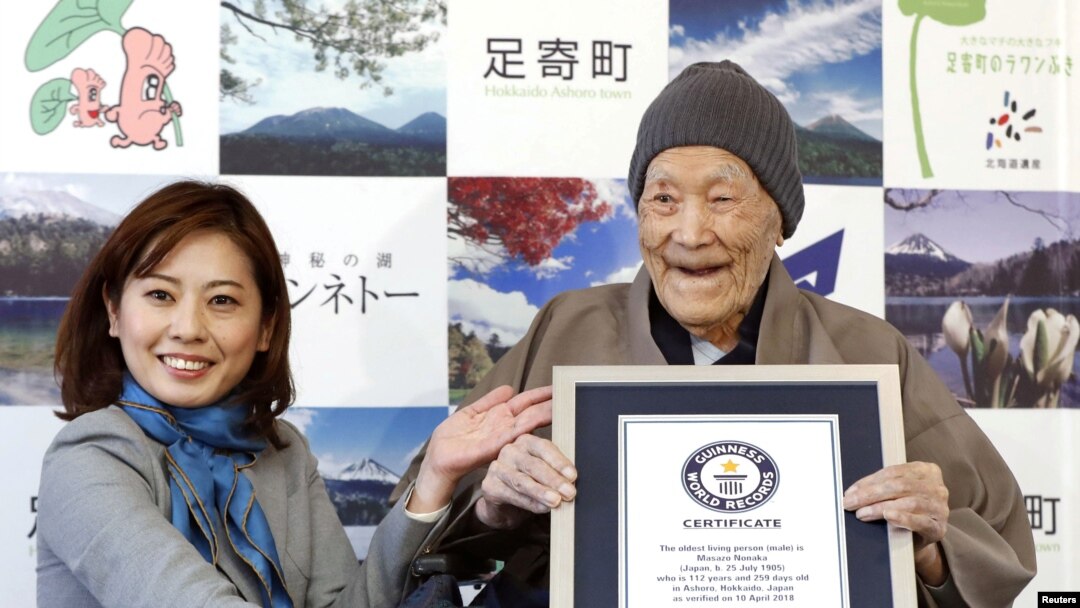 Masazo Nonaka na dodeli Ginisovog priznanja za trenutno najstarijeg muškarca na svetu