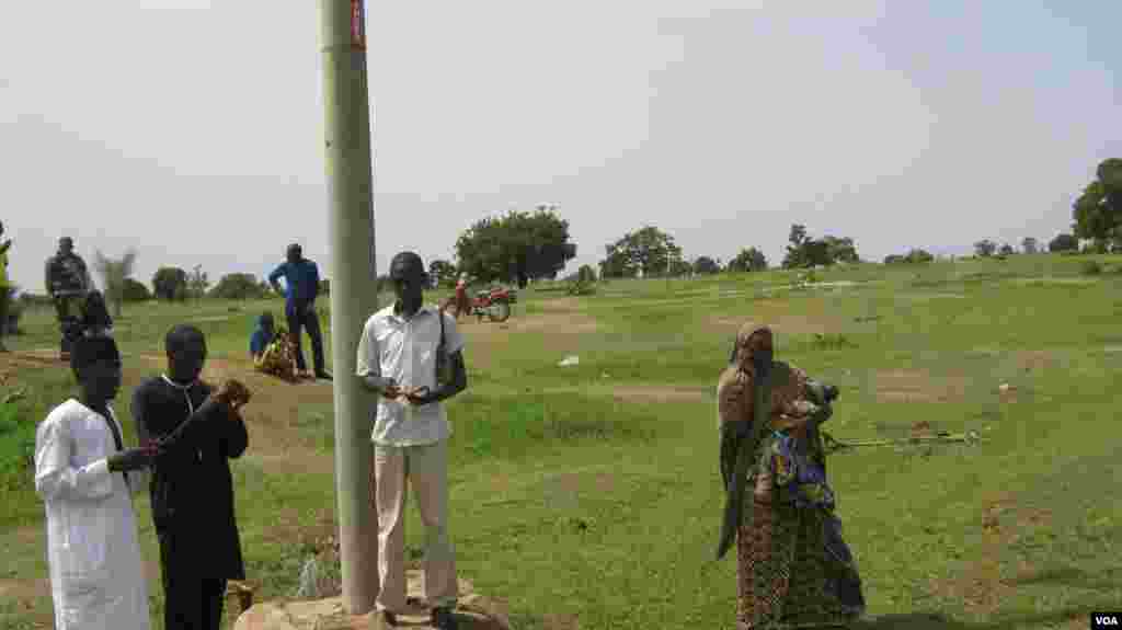 Wasu 'yan jihar Adamawa da suka taso takanas ta kano zuwa taraba domin yin waya sun samu wani wurin da zasu iya yin wayar a cikin daji a gefen hanya.