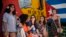 Un grupo de jóvenes cubanoestadounidenses conversan con otros jóvenes cubanos en La Habana, como parte de una visita del programa CubaONe.