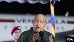 El gobierno de Venezuela y el presidente Chávez insisten en señalar que el mandatario se encuentra al frente del país aún cuando viaja para ser operado.