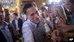 Kandidat presiden Partai Republik Mitt Romney berjabat tangan dengan pendukungnya di Ohio. (Foto: AP) 