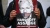 Pendukung dan aktivis memegang plakat di luar pengadilan Westminster Magistrates di London pada 20 April 2022, menyerukan agar pendiri WikiLeaks Julian Assange untuk dibebaskan. (Foto: AFP)