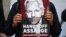 Pendukung dan aktivis memegang plakat di luar pengadilan Westminster Magistrates di London pada 20 April 2022, menyerukan agar pendiri WikiLeaks Julian Assange untuk dibebaskan. (Foto: AFP)
