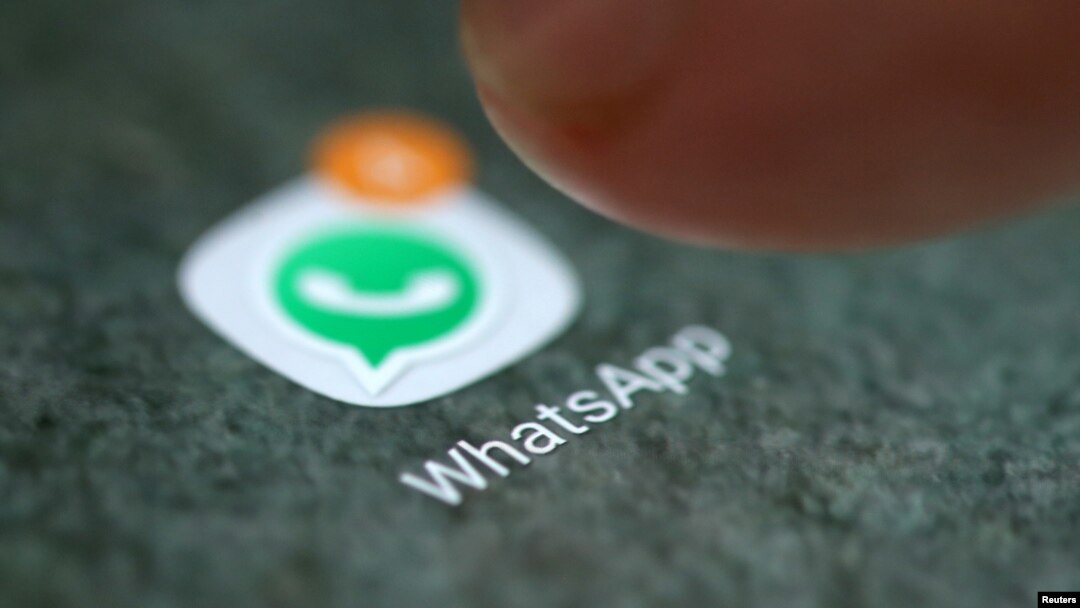 Logo WhatsApp di sebuah smartphone. (Foto: ilustrasi).
