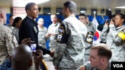 Presiden Amerika Barack Obama menemui pasukan AS di Camp Boniface dalam kunjungannya ke Zona Demiliterisasi (DMZ) perbatasan Korea Utara dan Korea Selatan (25/3).