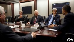 El presidente Obama, junto al secretario de Defensa, Robert Gates, y los senadores oficialistas Dick Lugar y John Kerry, durante las discusiones sobre el tratado de no proliferación.