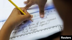 นักเรียนจากโรงเรียน Orangethorpe Elementary School ในรัฐแคลิฟอร์เนีย ฝึกฝนการคัดตัวเขียน หลังจากทางการกลับมาบังคับใช้หลักสูตรการคัดตัวเขียนในปีนี้ เมื่อ 23 ม.ค. 2024 (รอยเตอร์)