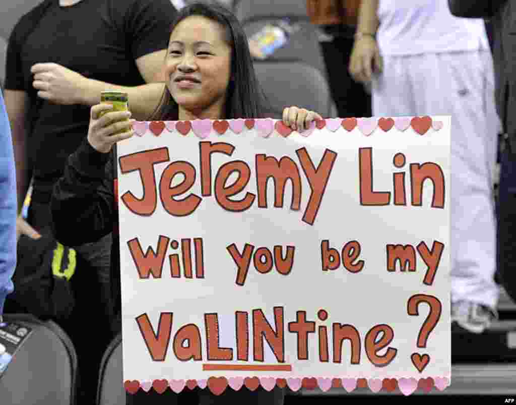 Một fan của Jeremy Lin trưng tấm bảng với câu hỏi Jeremy có thể hẹn với cô vào ngày Valentine không (với chữ LIN thay vào), vào giờ khởi động trước trận đấu giữa đội Knicks của NBA, với đội Toronto Raptors ở Toronto hôm 14/2/12 (Reuters)