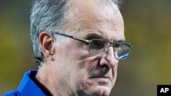 El entrenador de Uruguay, Marcelo Bielsa, reacciona después de la derrota de su equipo por 1-0 contra Colombia durante un partido de fútbol semifinal de la Copa América, el miércoles 10 de julio de 2024, en Charlotte, Carolina del Norte, EEUU.