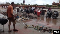 A pile of garbage lies on the riverbank along the Ganges riverfront known as "Har ki Pauri," the most sacred spot in the Hindu holy town of Haridwar where devotees throng. (A. Pasricha/VOA)