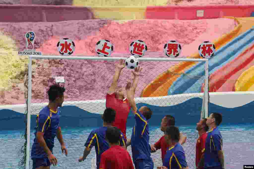 Para Pria berpartisipasi dalam sebuah pertandingan yang digelar di kolam renang di Chongqing, China, menjelang turnamen sepak bola Piala Dunia 2018, 12 Juni 2018. (Foto: Reuters)&nbsp;