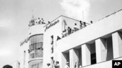 A royalist tank moves into the courtyard of Tehran radio a few minutes after pro-Shah troops occupied the place during the coup which ousted Mohammad Mosaddegh and his government, on August 19, 1953.