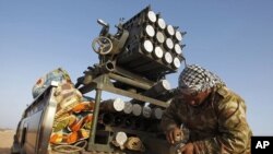 سه‌رهه‌ڵـداوێـکی لیبیا له‌ نزیک ڕێـگایه‌کی شـارۆچکه‌ی بن جواد موشه‌کێـک بۆ هه‌ڵدان ئاماده‌ ده‌کات، سێشه‌ممه‌ 29 ی سێی 2011