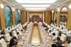 북한 김정은 국무위원장이 25일 당 중앙위원회 본부청사에서 열린 제7기 제17차 정치국 확대회의에서 태풍과 신종 코로나바이러스 감염증 확산에 대한 대책을 논의했다고 관영 '조선중앙통신'이 26일 보도했다.