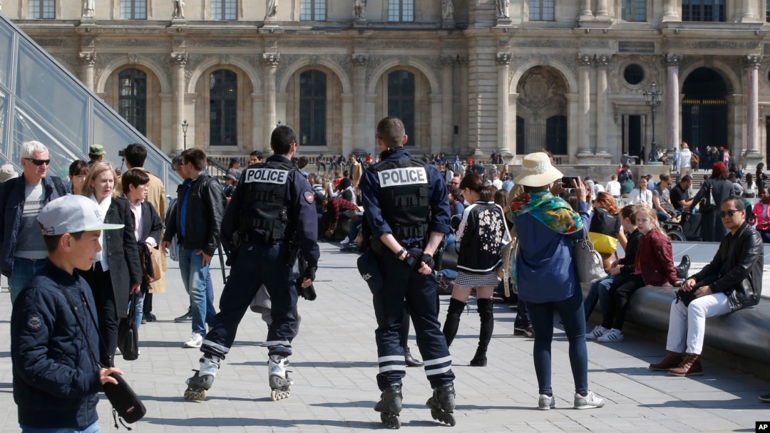 Petugas kepolisian berpatroli di sekitar museum Louvre di Paris, 21 April 2017. (AP Photo/Michel Euler) 