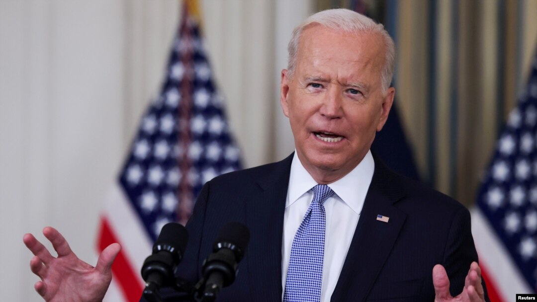 Presiden AS Joe Biden menjawab pertanyaan wartawan setelah berbicara tentang vaksin COVID-19 dan suntikan penguat di Ruang Makan Negara di Gedung Putih di Washington, AS, 24 September 2021. (Foto: Reuters)