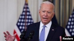 Presiden AS Joe Biden menjawab pertanyaan wartawan setelah berbicara tentang vaksin COVID-19 dan suntikan penguat di Ruang Makan Negara di Gedung Putih di Washington, AS, 24 September 2021. (Foto: Reuters)