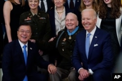 지난 2021년 5월 백악관에서 명예훈장을 받은 랠프 퍼캣 주니어 미 육군 예비역 대령이 조 바이든 대통령, 방미 중인 문재인 한국 대통령과 기념촬영을 했다.