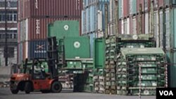 Los dos países firmaron un tratado de libre comercio que entrará en vigencia el 15 de mayo de 2012.