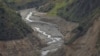 ARCHIVO: Una vista muestra un pequeño arroyo que alimenta el río Paute, afectado por una grave sequía, en Paute, Ecuador, el 17 de septiembre de 2024. REUTERS