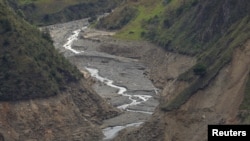 ARCHIVO: Una vista muestra un pequeño arroyo que alimenta el río Paute, afectado por una grave sequía, en Paute, Ecuador, el 17 de septiembre de 2024. REUTERS