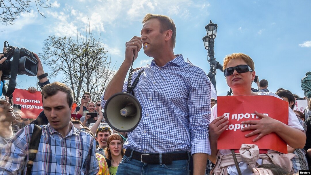 Pemimpin oposisi Rusia Alexei Navalny (tengah) menghadiri unjuk rasa menjelang upacara pelantikan Presiden Vladimir Putin di Moskow, Rusia, 5 Mei 2018.