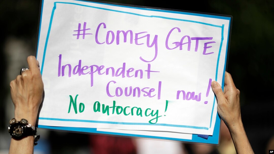 Seorang demonstran membawa tulisan dalam aksi demo terkait pemecatan James Comey di San Francisco, Rabu (10/5).