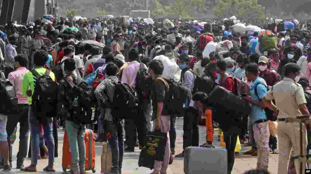 صف طویل مسافران در ایستگاه قطار در مومبای (بمبئی سابق). هند بدترین دوران پاندمیک را با روزی بیش از 143000 مبتلا به ویروس کرونا طی هفته گذشته، می‌گذراند.