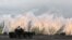 日本陸上自衛隊坦克和其他裝甲車輛參加了2019年8月22日日本東京西部御殿場東大寺訓練場富士山附近的年度訓練。